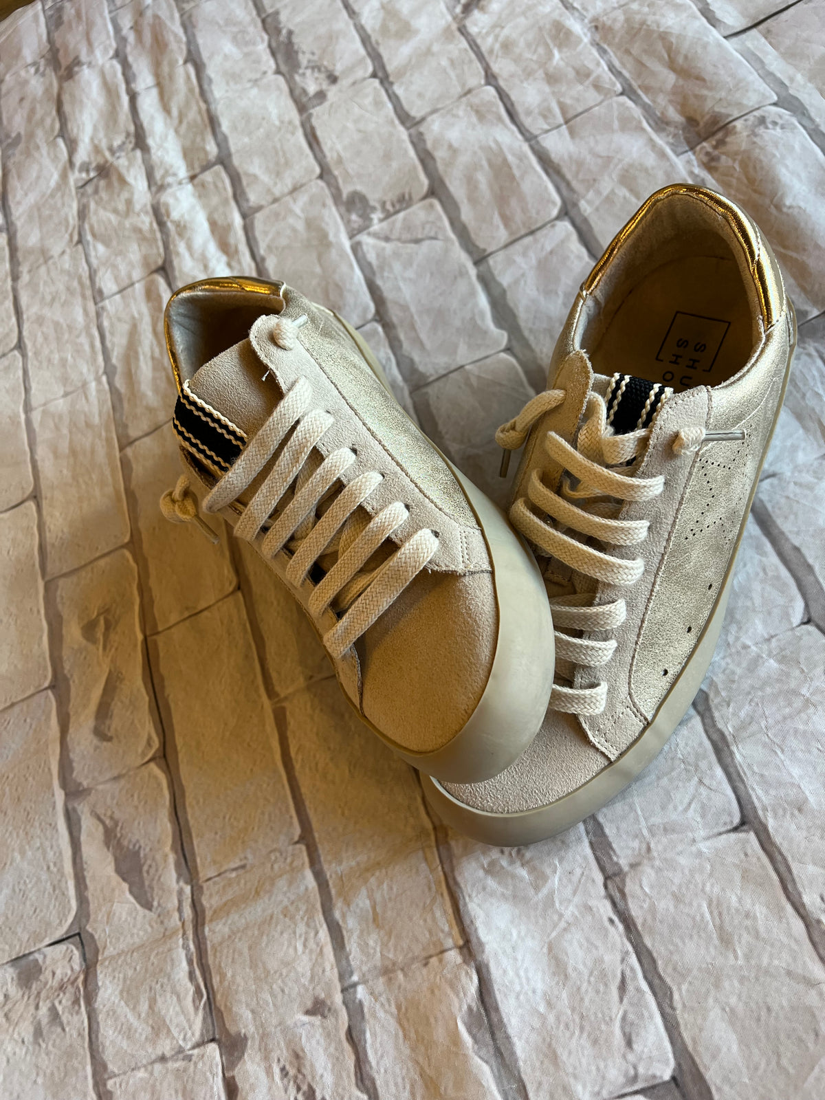 Mia Gold Sneaker