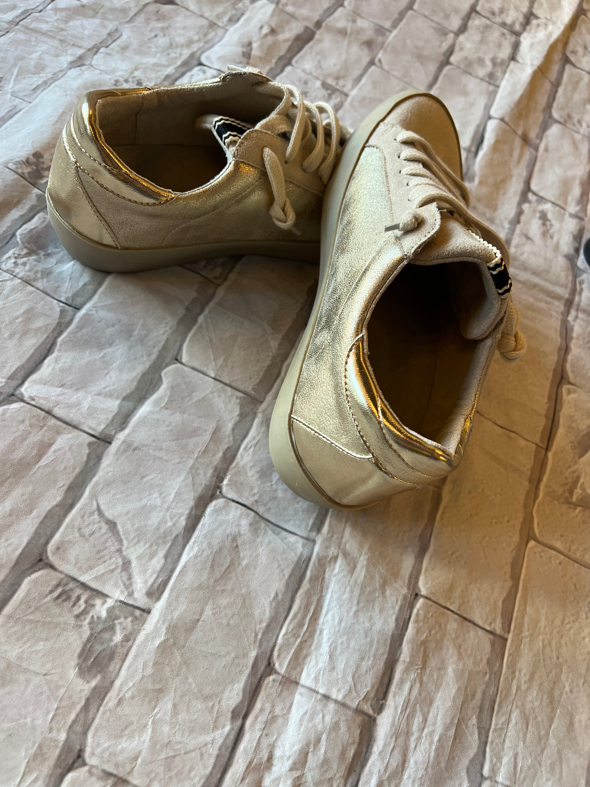 Mia Gold Sneaker